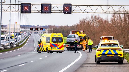 Auto over de kop • crash tegen gevel