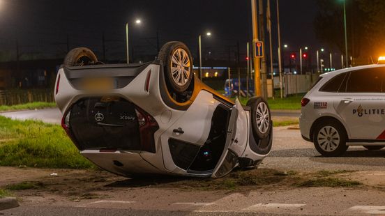 Auto slaat over de kop in Utrecht Home
