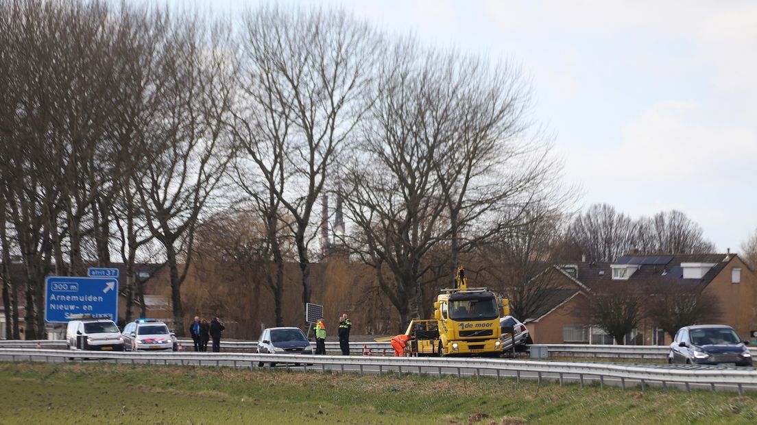 Auto op vangrail ter hoogte van Arnemuiden