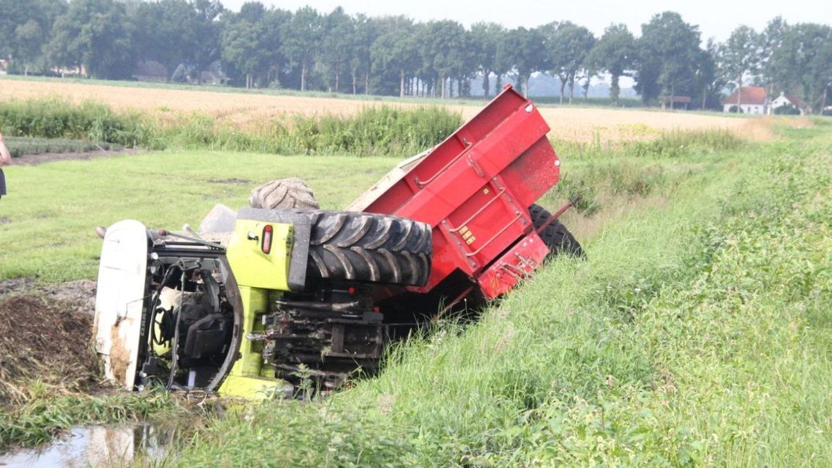 Trekker met aanhanger belandt in sloot bij Nieuw-Buinen