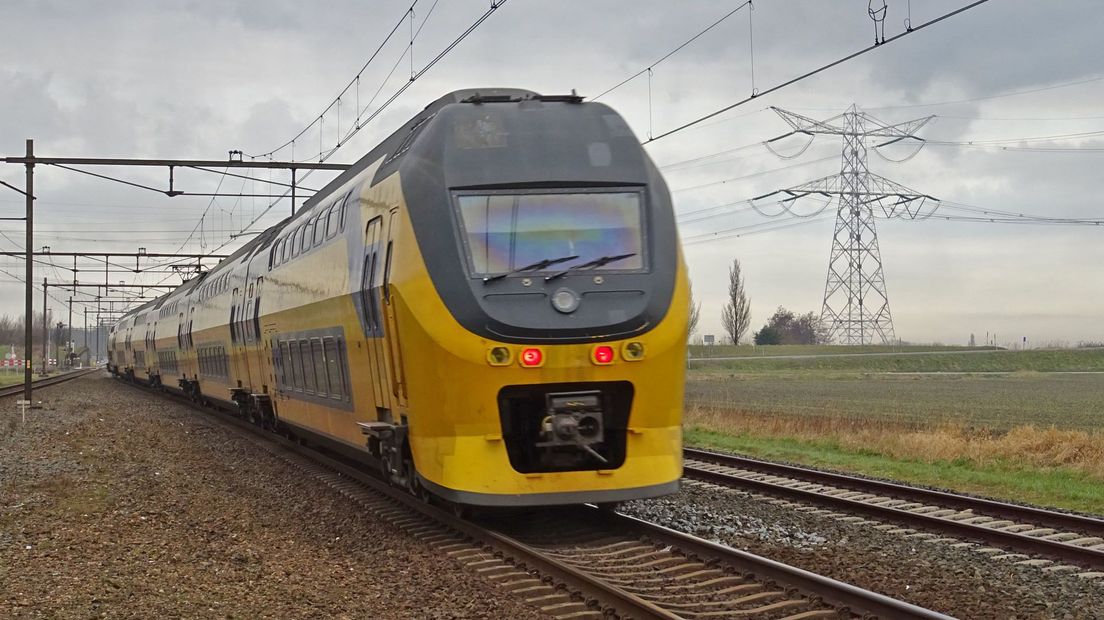 Trein rijdt over het Zeeuwse spoor, archieffoto