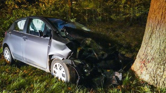 Automobilist gewond bij botsing tegen boom in Roden. Automobilist gewond bij botsing tegen boom in Roden.