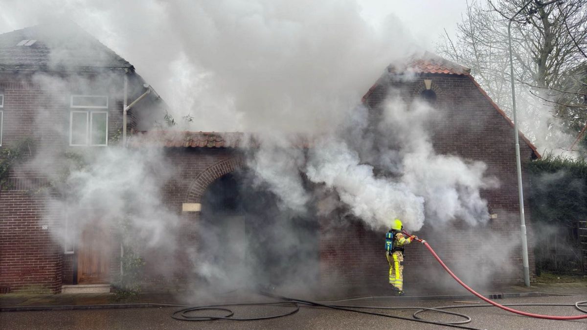 Veel rook bij brand in schuur naast woning in Munstergeleen