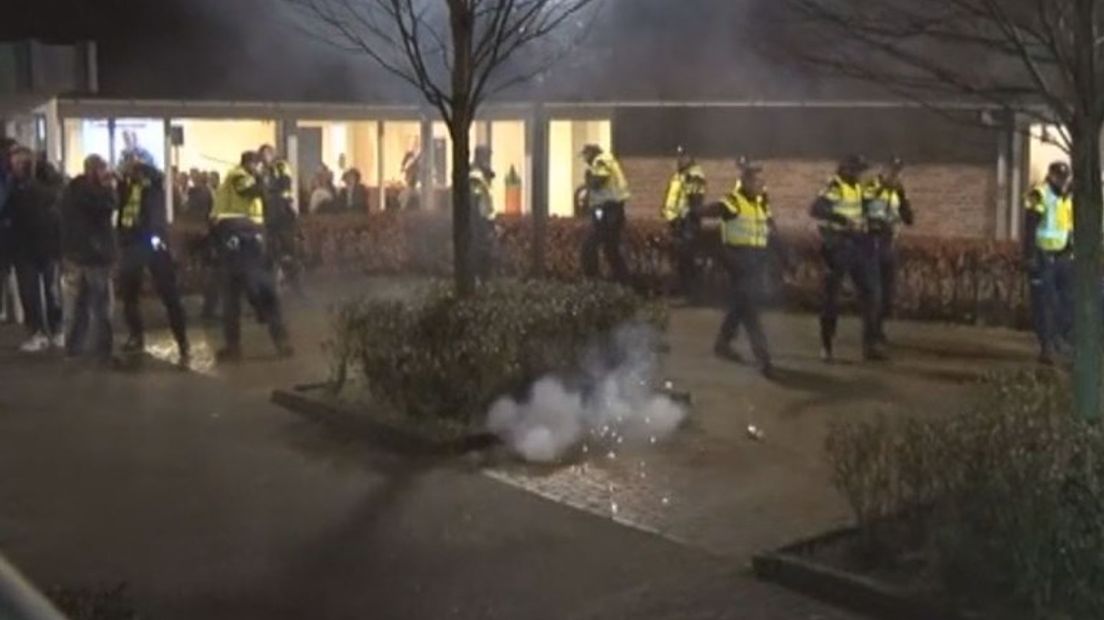 De politie wordt met vuurwerk bekogeld