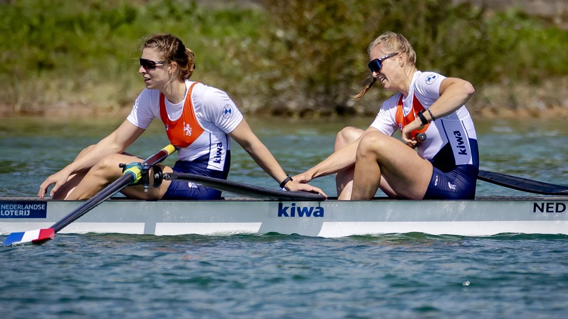 Veronique Meester en Ymkje Clevering in de boot bij de EK roeien in München