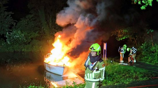 Weer raak op zelfde plek: plezierjacht in vlammen op