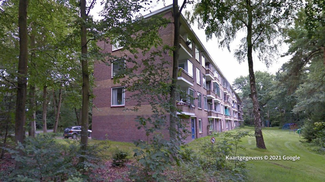 De balkonbrand was bij dit appartement aan de Antonie van Leeuwenhoeklaan in Soesterberg.