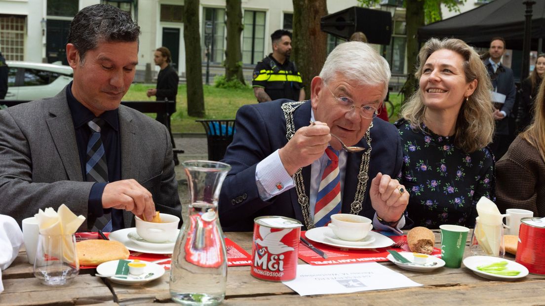 Ook burgemeester Jan van Zanen schoof aan bij Bevrijdingslunch