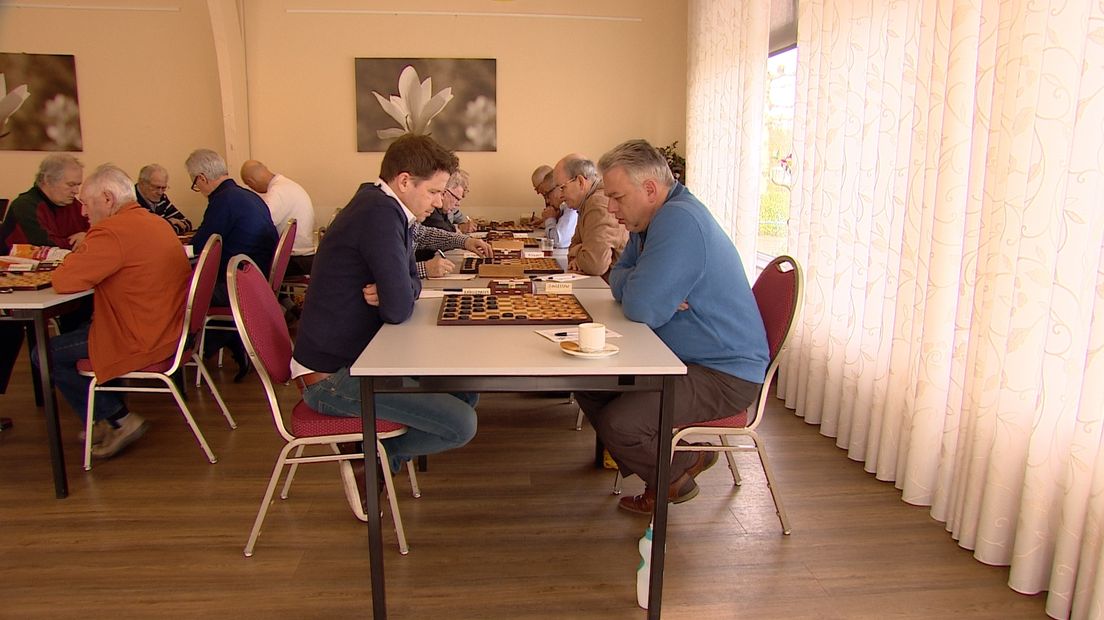 Johnny de Leeuw is voor de zeventiende keer Zeeuws kampioen dammen