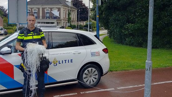 Gevaarlijke draden over straat • botsing in Apeldoorn. Gevaarlijke draden over straat • botsing in Apeldoorn.