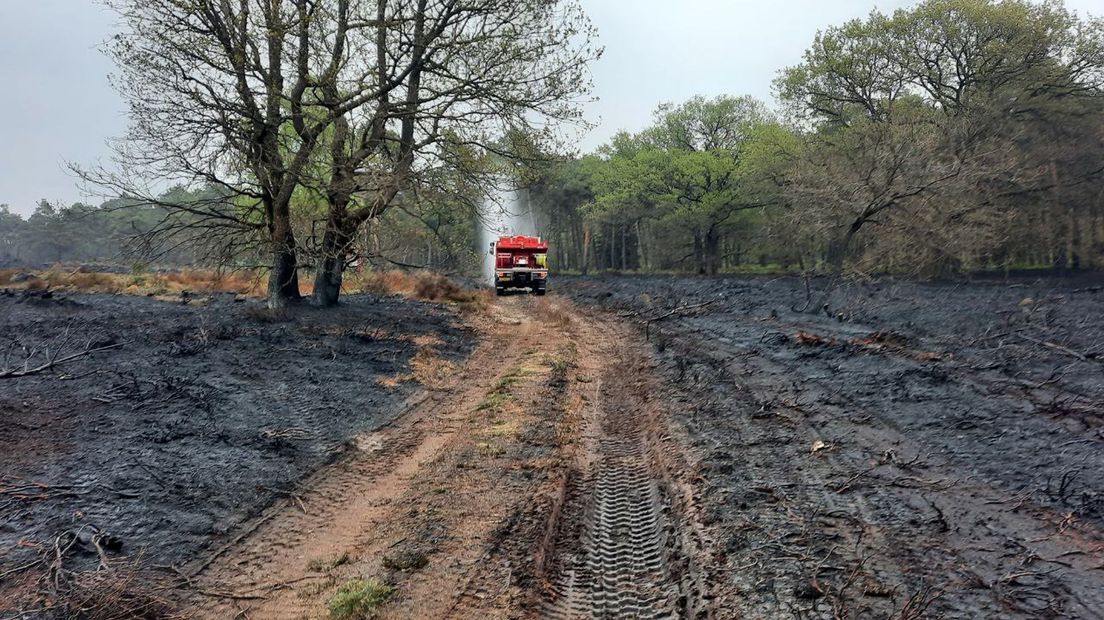 De brandweer is klaar met nablussen grote natuurbrand op Sallandse Heuvelrug