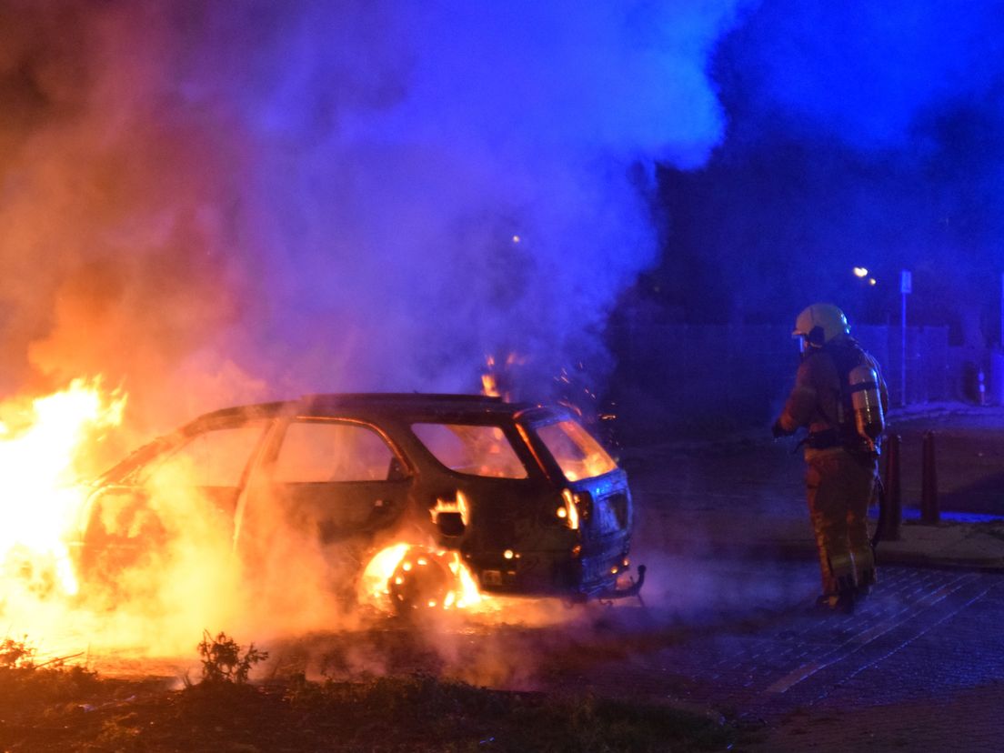 Een auto op de Smeetslandsedijk brandde uit