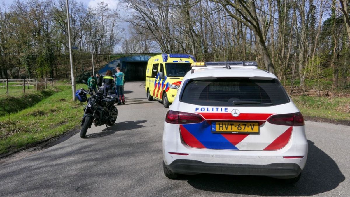112 Nieuws: Motorrijder gewond in Enschede