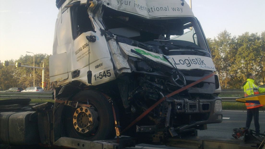 Op de A50, ter hoogte van Hattemerbroek, is woensdagmorgen een Duitse vrachtwagen van de weg geraakt.