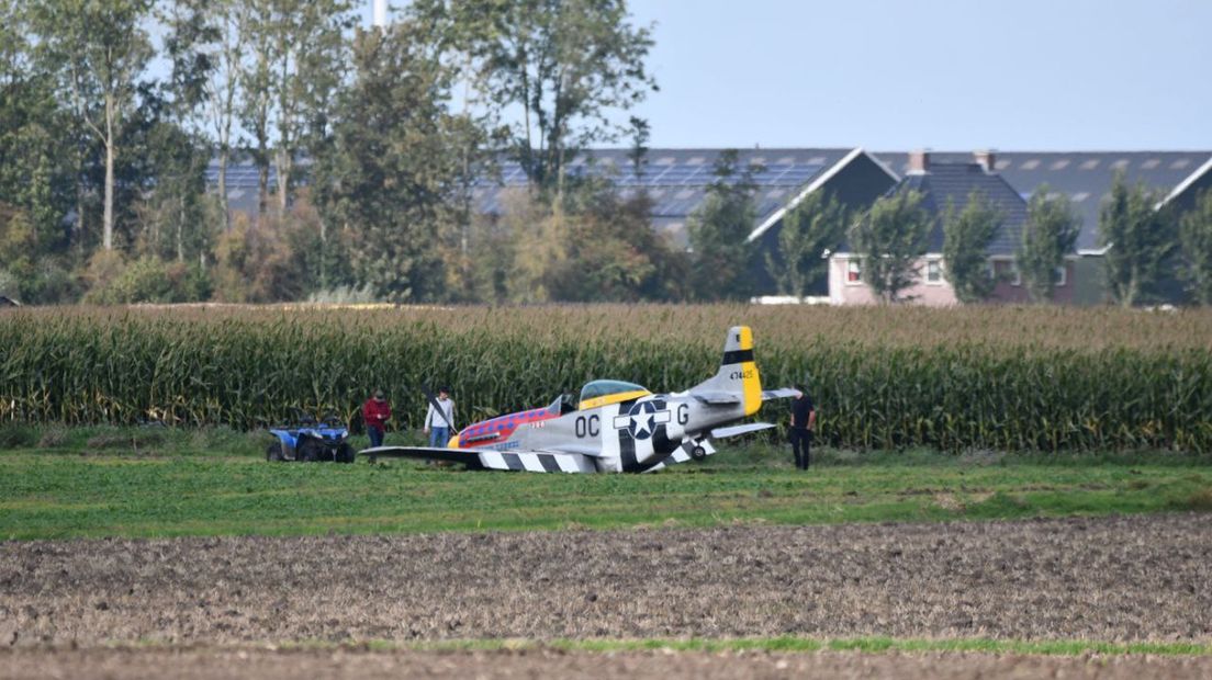 Het vliegtuigje naast de baan