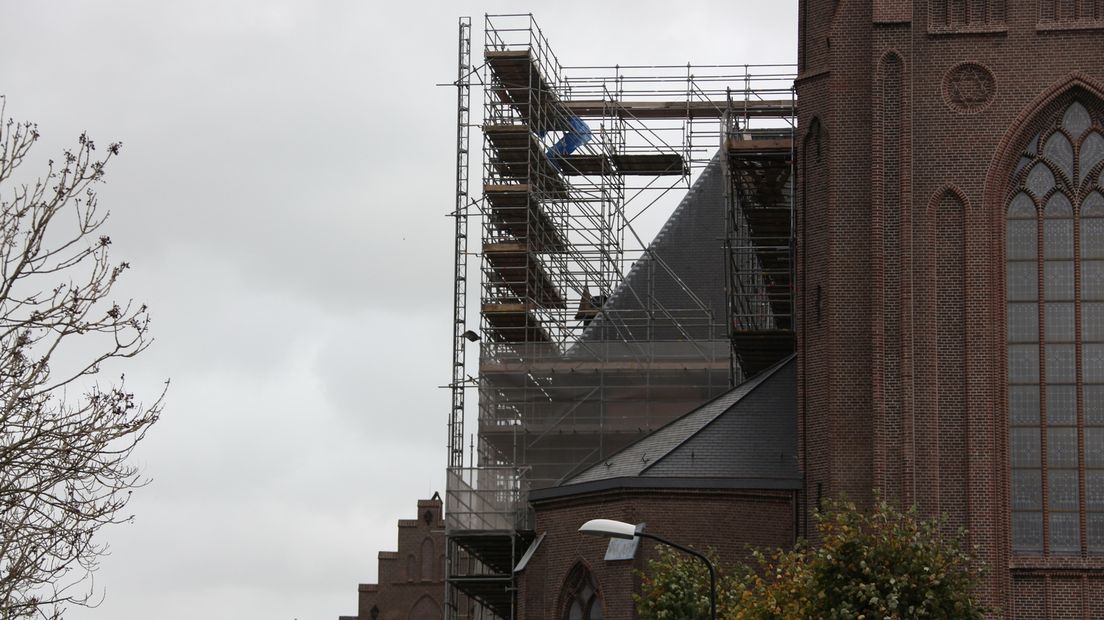 De omgeving rond een kerk in Vinkeven is afgezet in verband met rondvliegend puin en instortingsgevaar