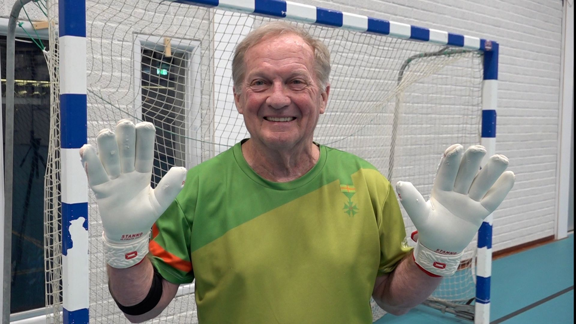 Huub is 80 jaar, maar staat nog elke week in het doel