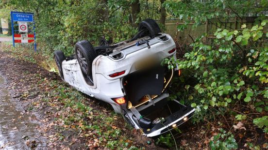 Auto belandt op de kop in sloot na botsing