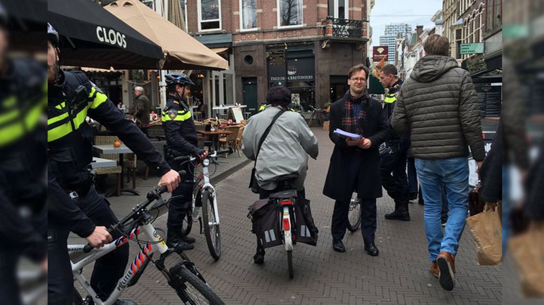 SP-Kamerlid Van Raak flyert op het Plein in Den Haag.