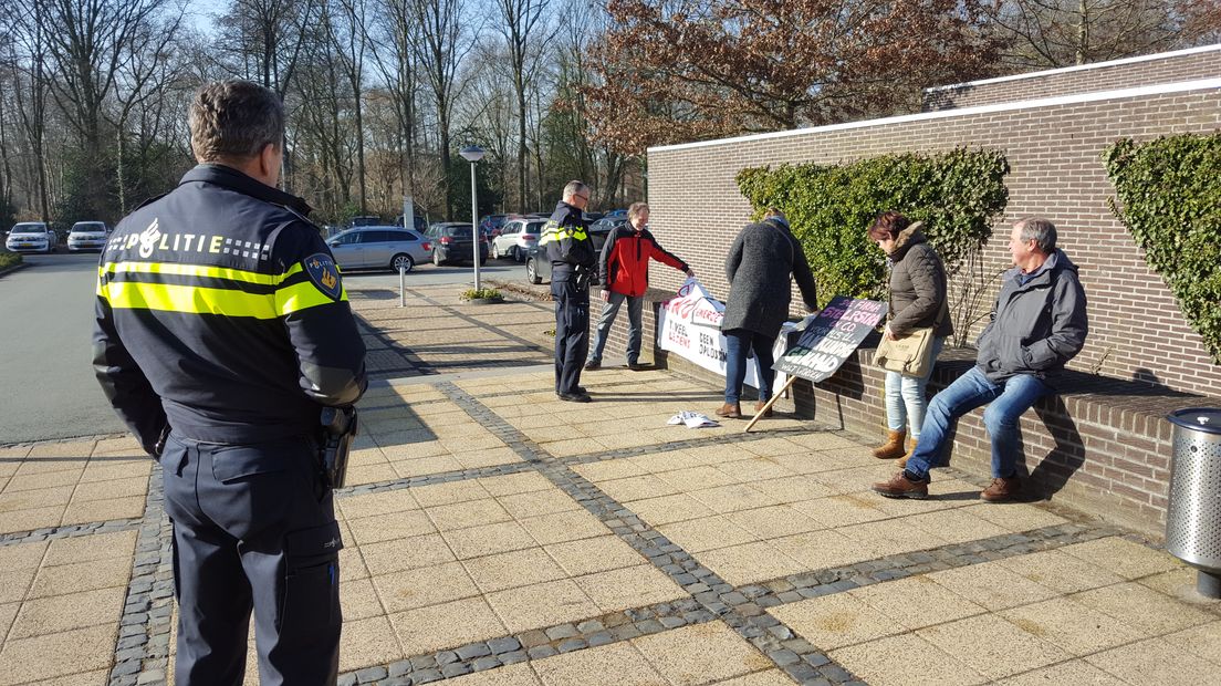 De politie controleert de spandoeken (Rechten: RTV Drenthe/Steven Stegen)