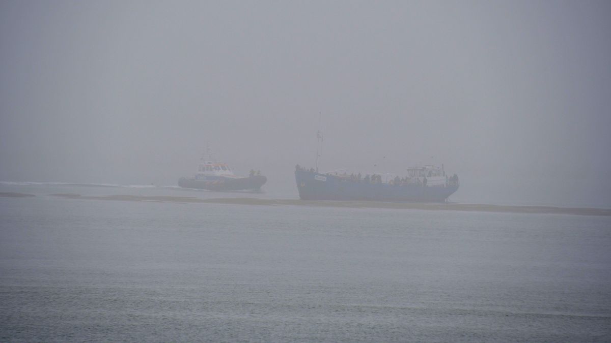 Rondvaartschip de Festijn weer veilig terug in haven van Breskens na stranding op zandplaat