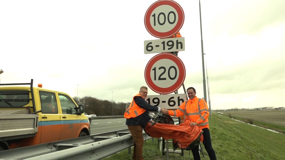 Op alle snelwegen in Nederland is vanaf maandag de snelheidslimiet overdag teruggegaan naar 100 kilometer per uur. Veel mensen zullen daar misschien niet zo blij mee zijn, maar dat geldt niet voor de mensen van OFN uit Geldermalsen. Met een lokale aannemer wist het bedrijf de regio Amsterdam te overtuigen hun duurzame rijstvliesborden voor de snelheidsverlaging te gebruiken.