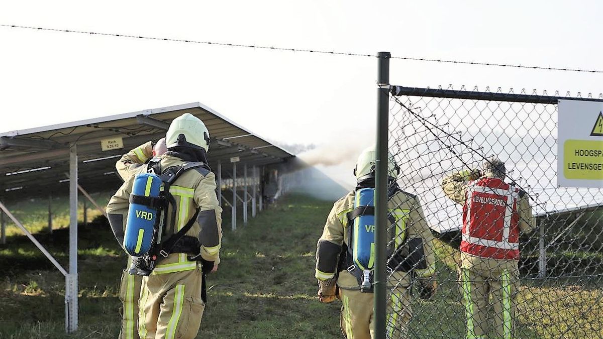 Brandweer blust brand op zonnepark Nieuw-Buinen