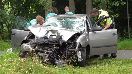Auto botst op boom in Assen, twee gewonden