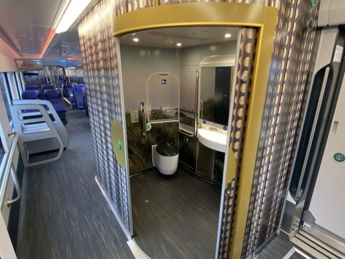 Het rolstoel toegankelijke toilet en het interieur van de nieuwe Intercity