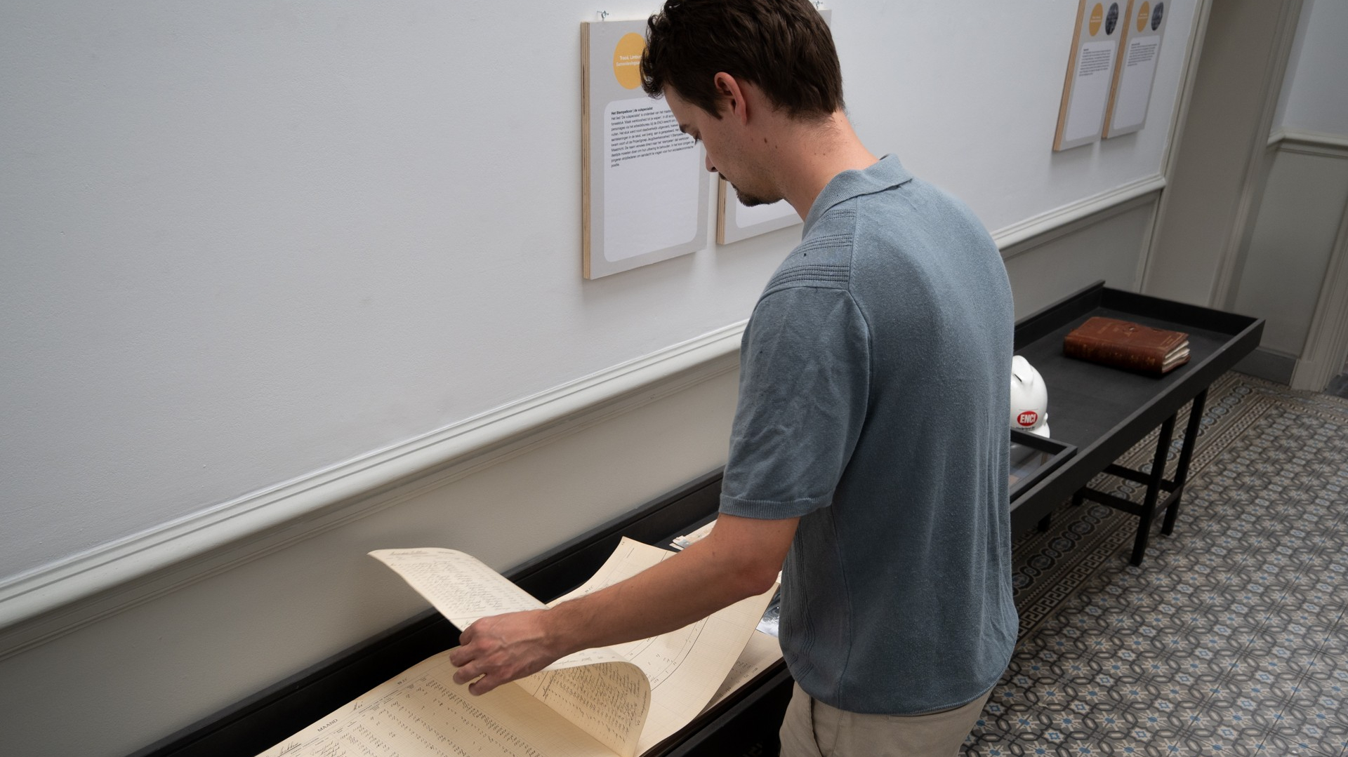 Joep Vossebeld bladert door het zakboek van de ENCI
