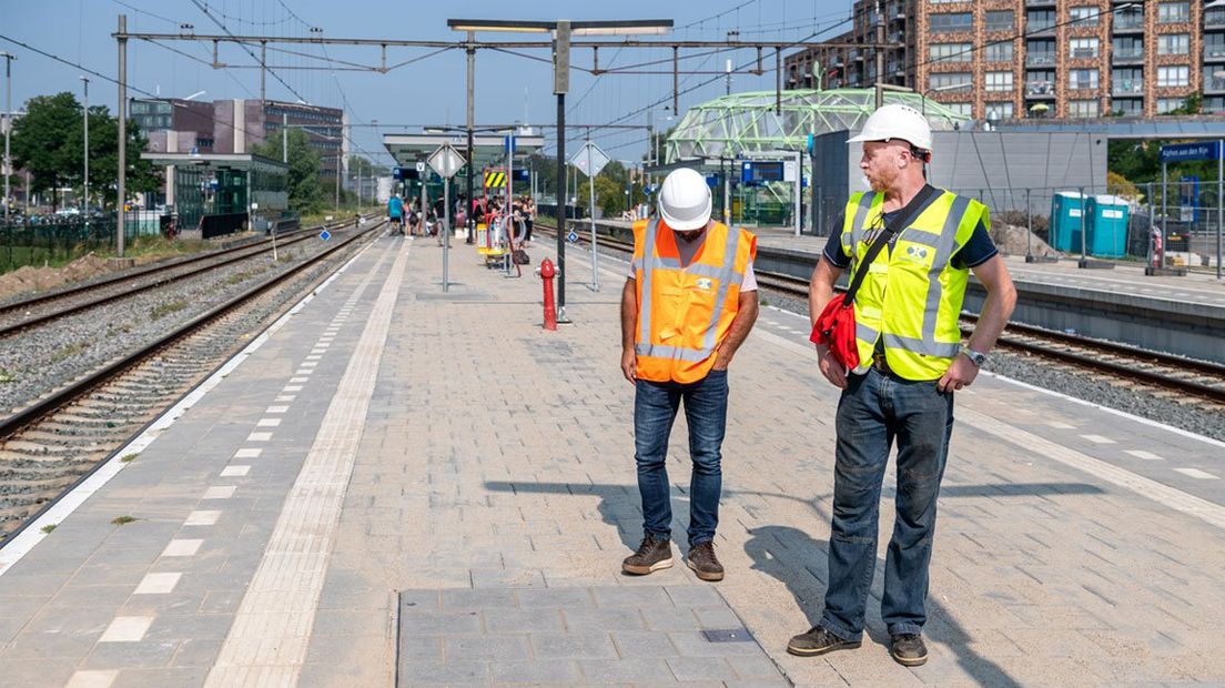 Werkzaamheden op het perron van station Alphen aan den Rijn.