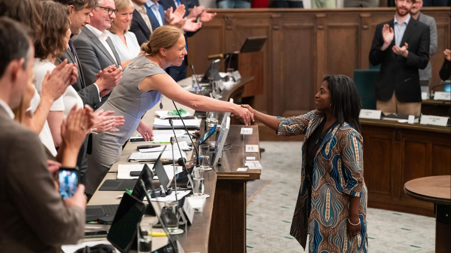 Burgemeester Carola Schouten feliciteert Joan Nunnely (D66) met haar wethouderschap