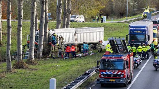 Vrachtwagenchauffeur (64) uit Lunteren komt om bij zwaar ongeluk
