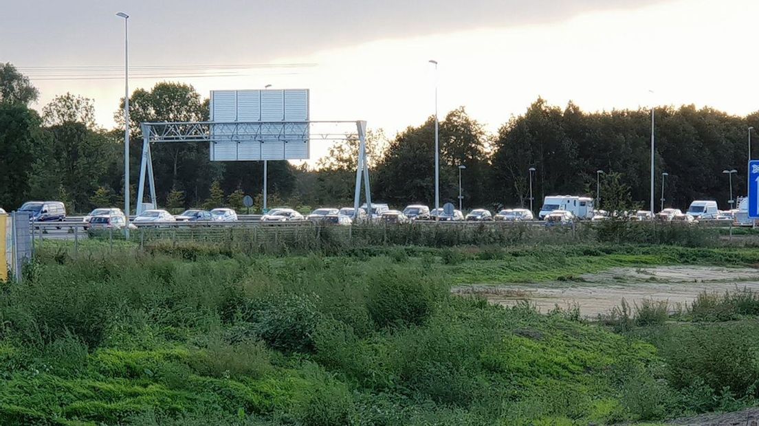 Door het ongeluk staat er een file op de A1