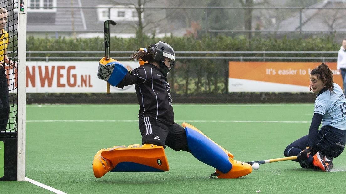 Oud-GHHC speelster Pam van Asperen passeert keepster Jantien Gunter en scoort de 2-0