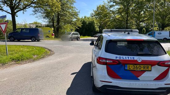Scooterrijder gewond bij aanrijding in Bentelo. Scooterrijder gewond bij aanrijding in Bentelo.