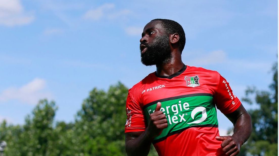 Als het aan trainer Peter Hyballa ligt, krijgt Quincy Owusu-Abeyie een contract bij NEC.