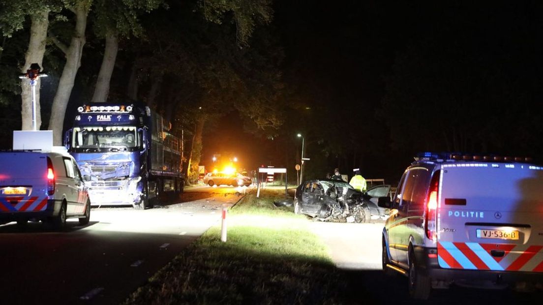 Bij het ongeluk waren een vrachtwagen en een personenauto betrokken.