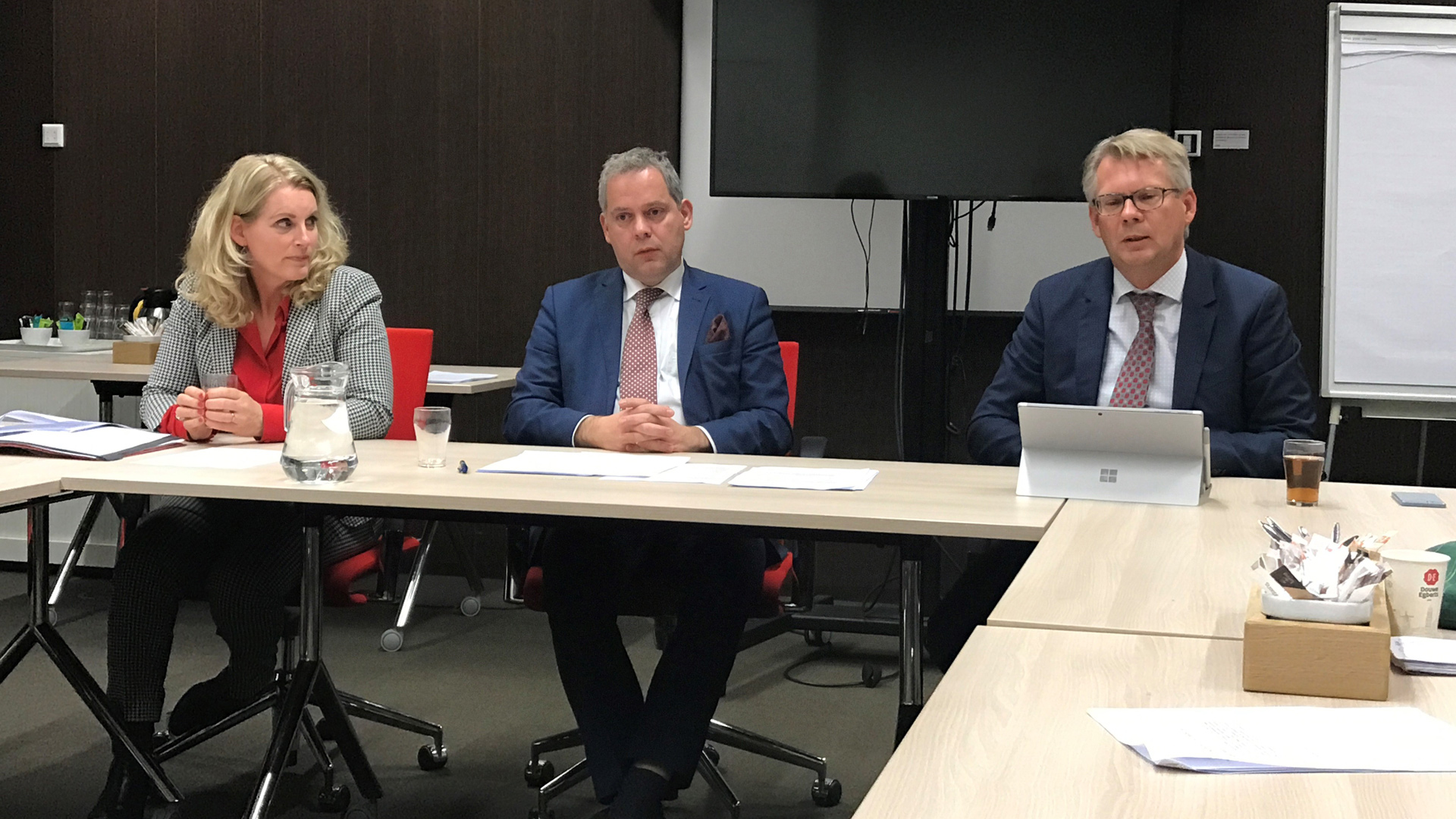 Gedeputeerde Pennarts, gedeputeerde Straat en provinciesecretaris De Baas tijdens de persconferentie over het onderzoeksrapport.