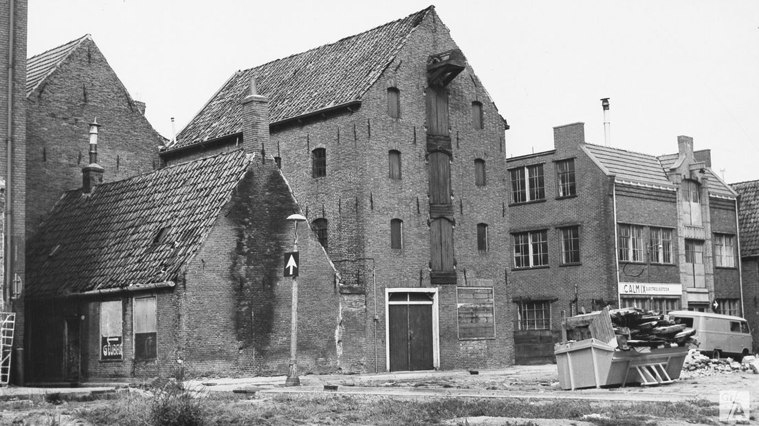 Het Gasthuis, links onderin beeld, vlak voor de afbraak