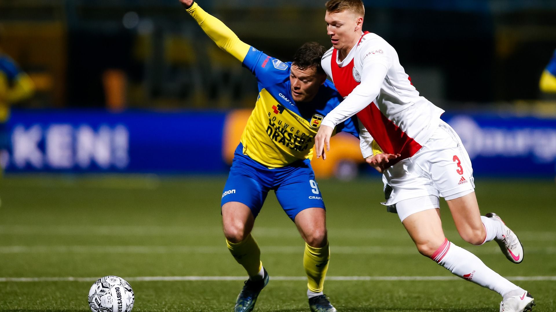 Tom Boere yn duel mei Perr Schuurs fan Ajax