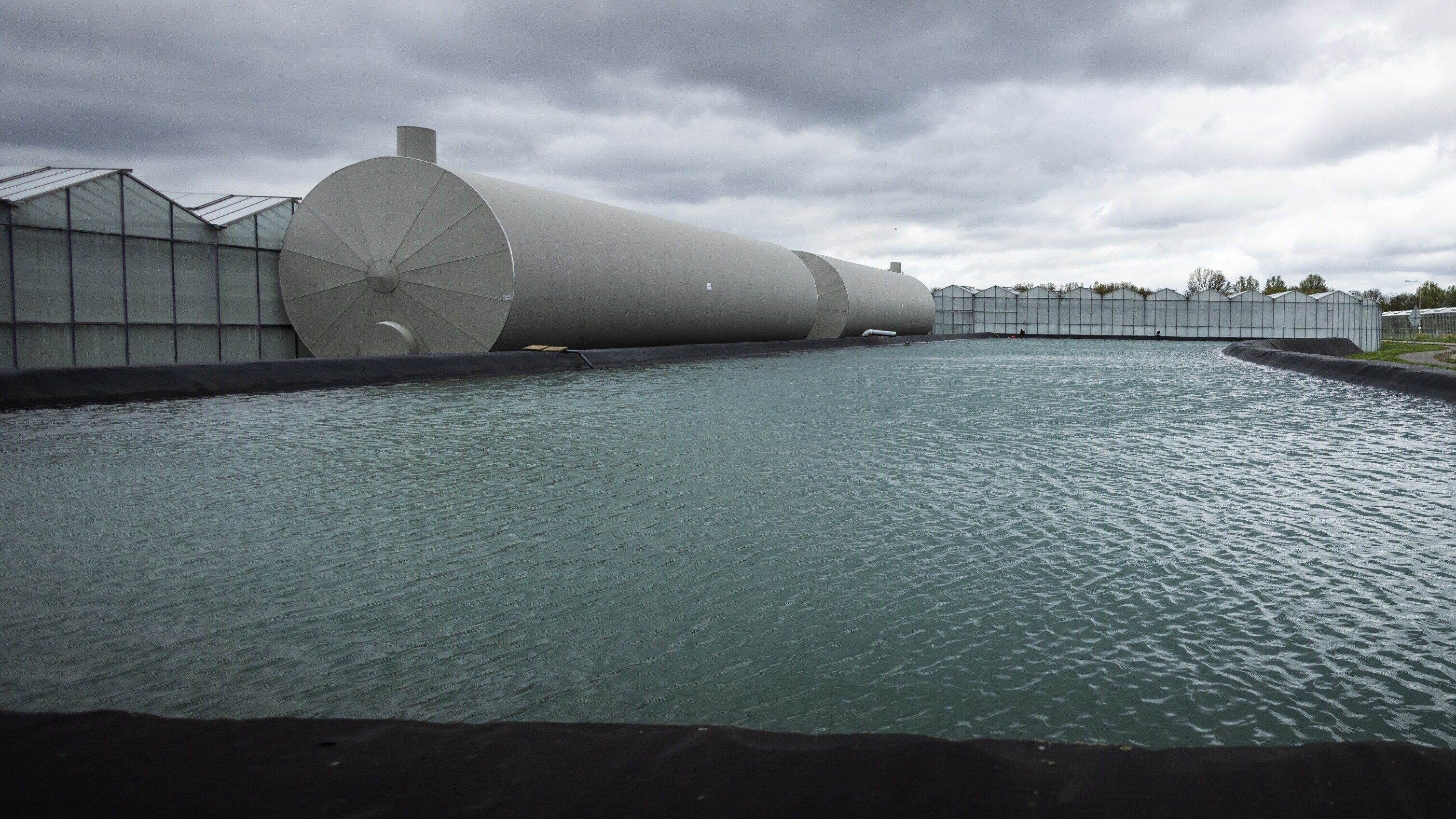 Opslag van regenwater bij een kassencomplex