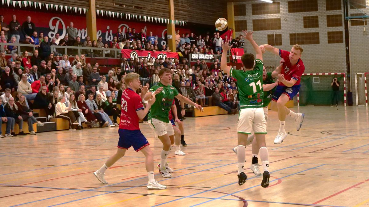 Rood-blauw feest in Emmen: Unitas wint Drentse derby van E&O