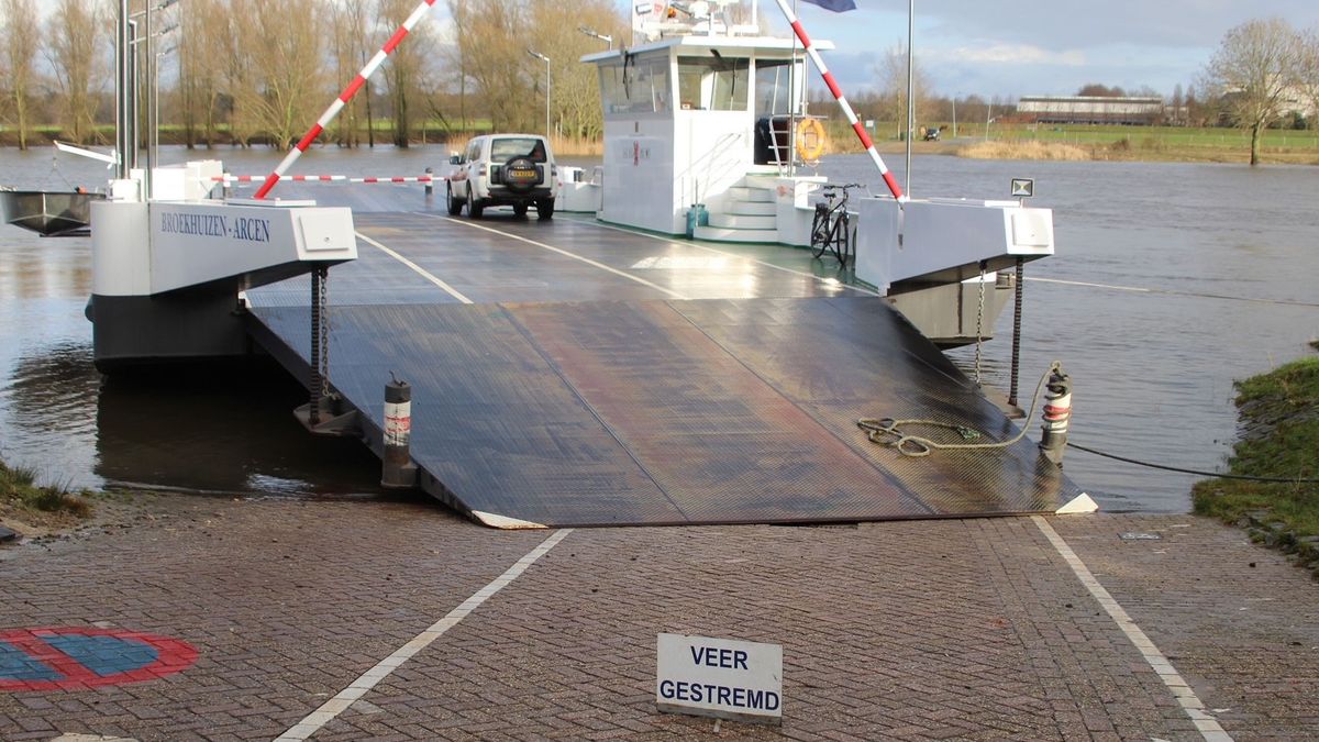 Veer Broekhuizen-Arcen tijdelijk uit de vaart