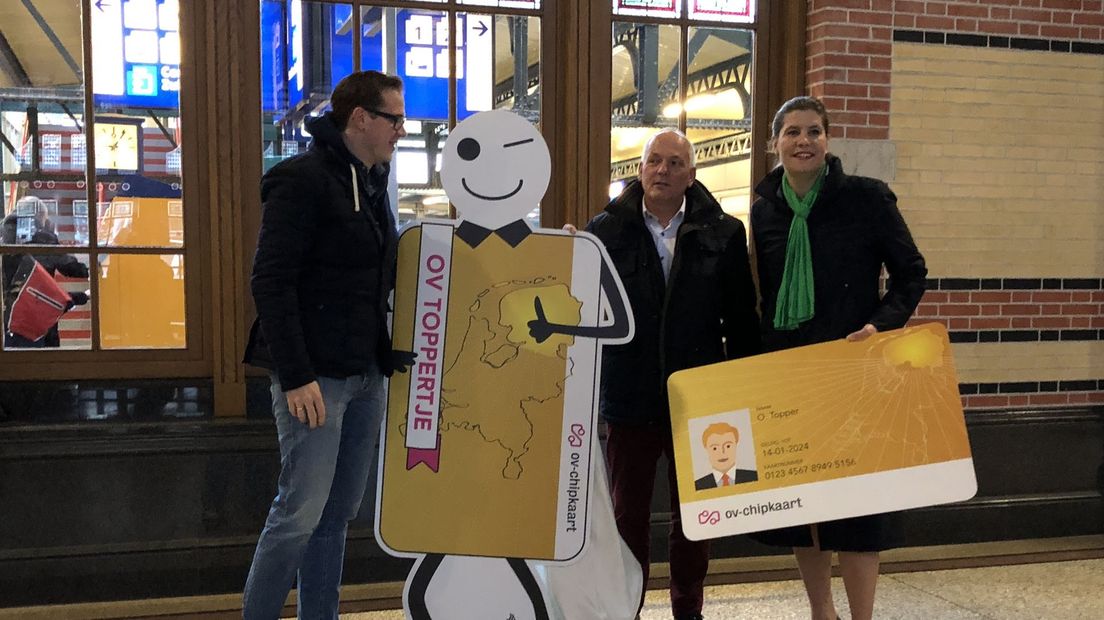 Gedeputeerde Fleur Gräper presenteert het OV-toppertje, op het hoofdstation in Groningen.