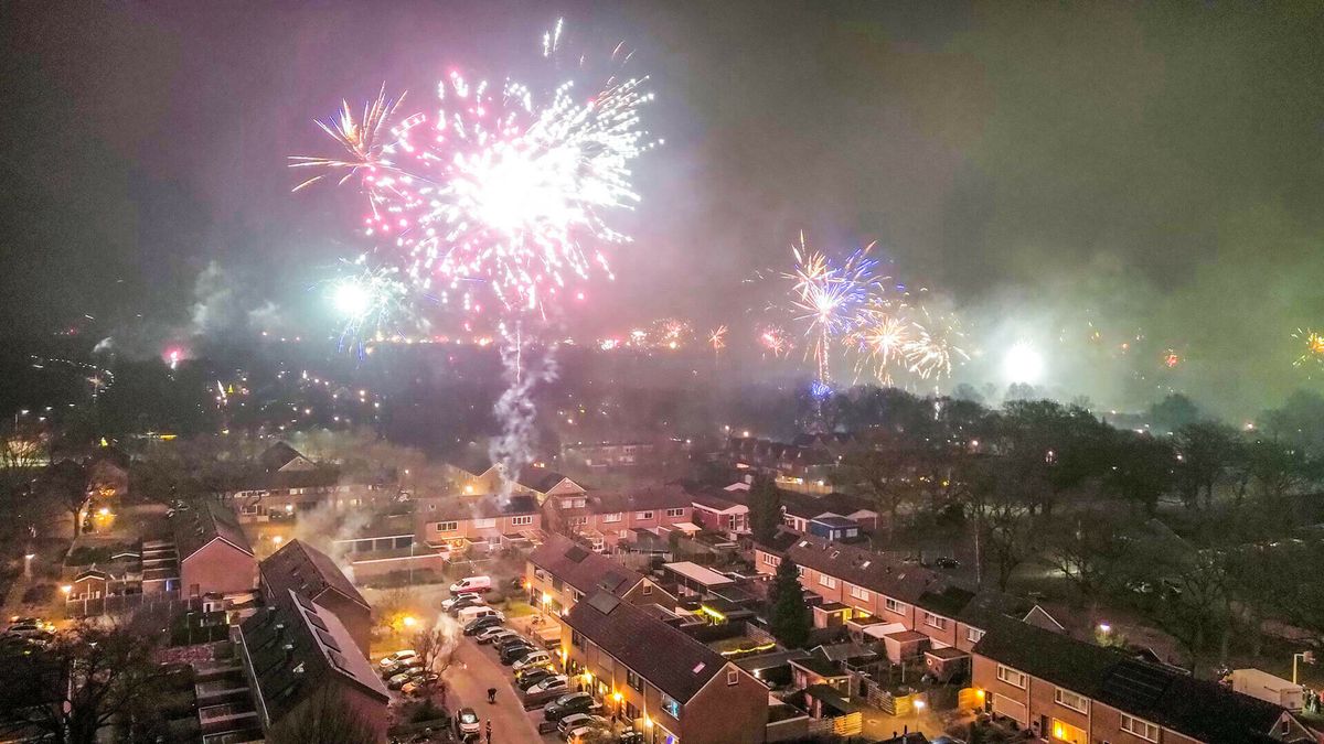 Drenthe gaat knallend het nieuwe jaar in, maar ook autobranden en vernielingen