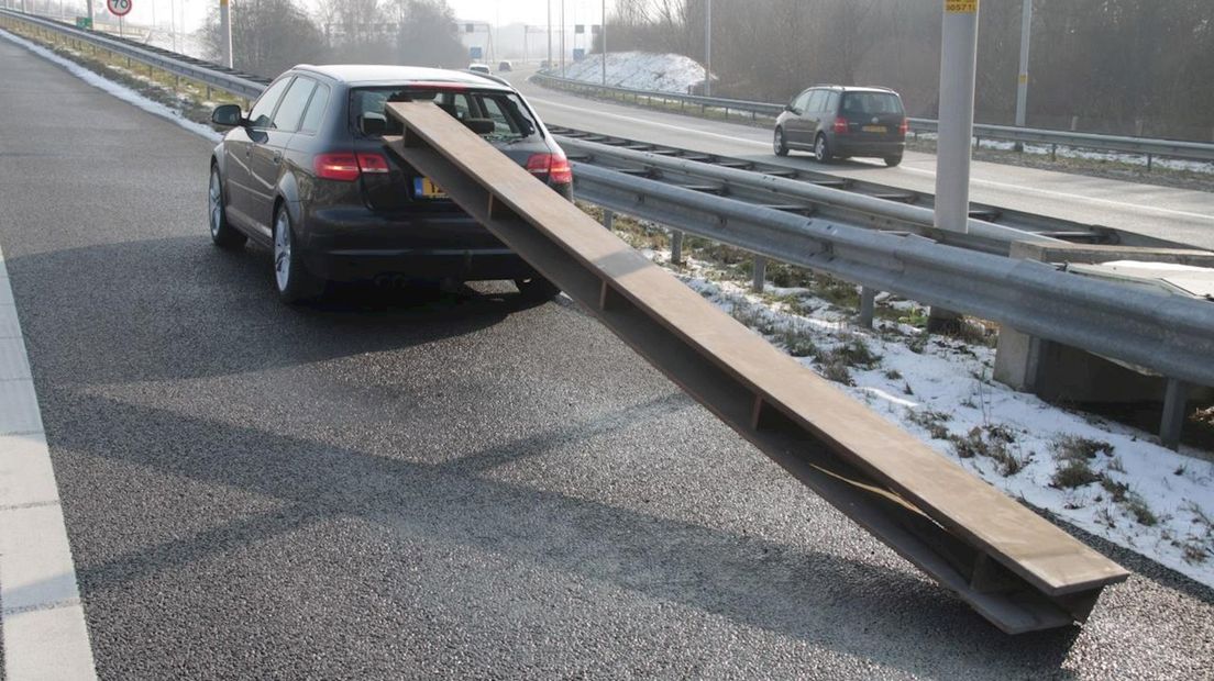 Balk door achterruit auto