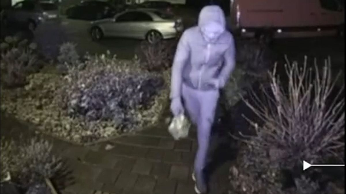 Politie deelt beelden van man die explosief plaatst en aansteekt bij woning