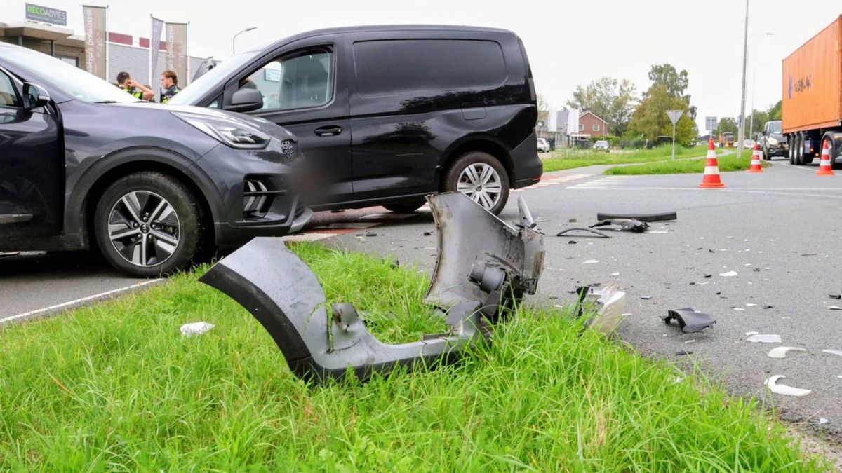 Gewonde naar ziekenhuis na botsing met drie auto’s
