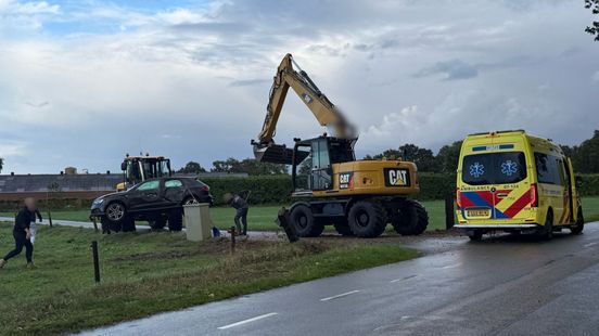 Auto belandt in weiland • ramkraak